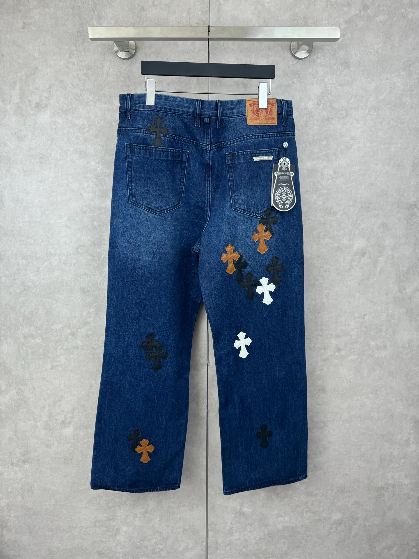 P750 Chrome Heat CH limited flame patch leather jeans Size: 30/32/34/36/38 This jeans is a store VIP limited edition (can only be purchased by store VIPs) and is not an official website model, so it is even rarer. When we got it back, we found that these pants were different from the usual 501 version. These pants were made of CH's own soleplate, not the 501 soleplate. So I can only customize the fabrics myself and rely on various relationships to get the raw material fabrics. The washing process also took dozens of attempts to finally achieve the effect we wanted. This pair of pants uses a total of 35 pieces of leather, all of which are second-layer cowhide. Therefore, whether the material is leather label or wash label, fabric or hardware, the mold needs to be re-opened and the cross must be sewn manually (in order to restore it, it can only be done manually).
